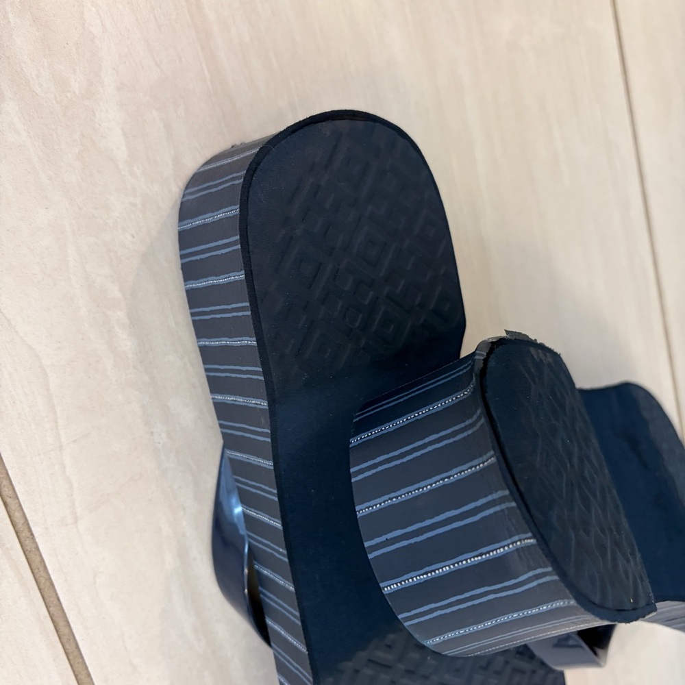 Tory Burch Black Flip Flops with Light Blue Dot Print and Gold Logo - Picture 5 of 5